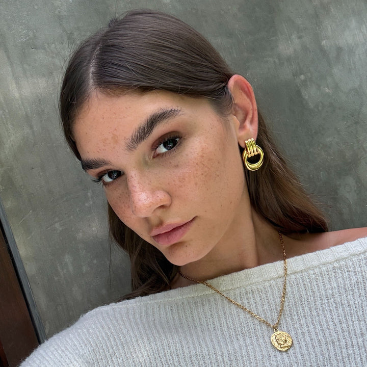 Chunky Edelstahl Gold Creolen mit PVD-Beschichtung. Moderne, wasserdichte Damen-Ohrringe, hypoallergen.