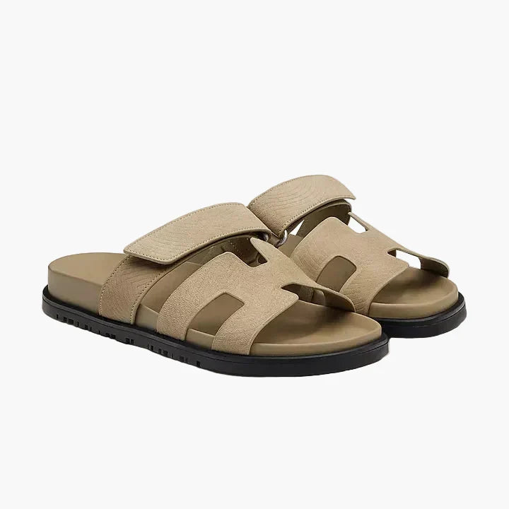 Stilvolle Herren Sandalen aus robustem Material, ideal für Sommermode, bieten Komfort und Langlebigkeit.