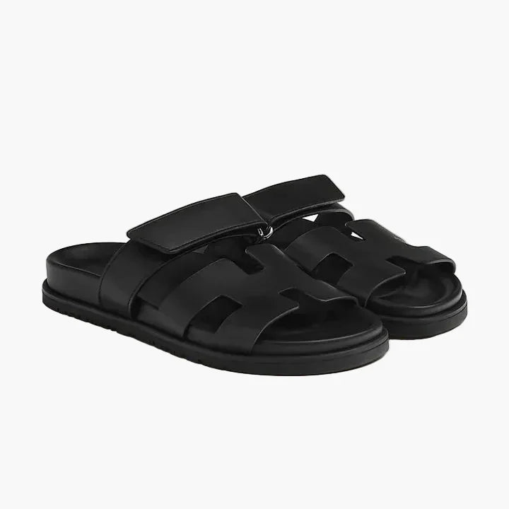 Nahaufnahme des praktischen Klettverschlusses an bequemen Herren Sandalen für individuelle Passform und Halt.