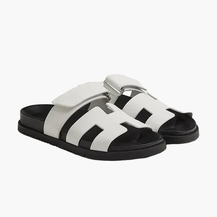 Ein Mann trägt bequeme Herren Sandalen, perfekt als Sommerschuhe für Freizeit, Strand und Alltag.