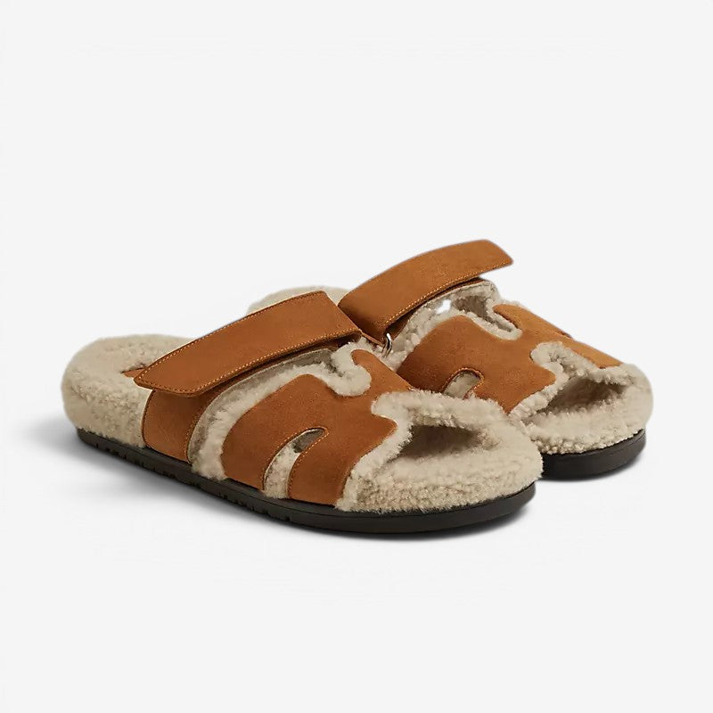 Moderne Damen Sommerschuhe: Flache Riemensandalen mit offener Zehe.