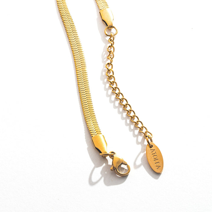 Hochwertiges Damen Schmuckset Gold Herringbone – wasserfest & hypoallergen. Ideales Geschenk für stilbewusste Frauen.