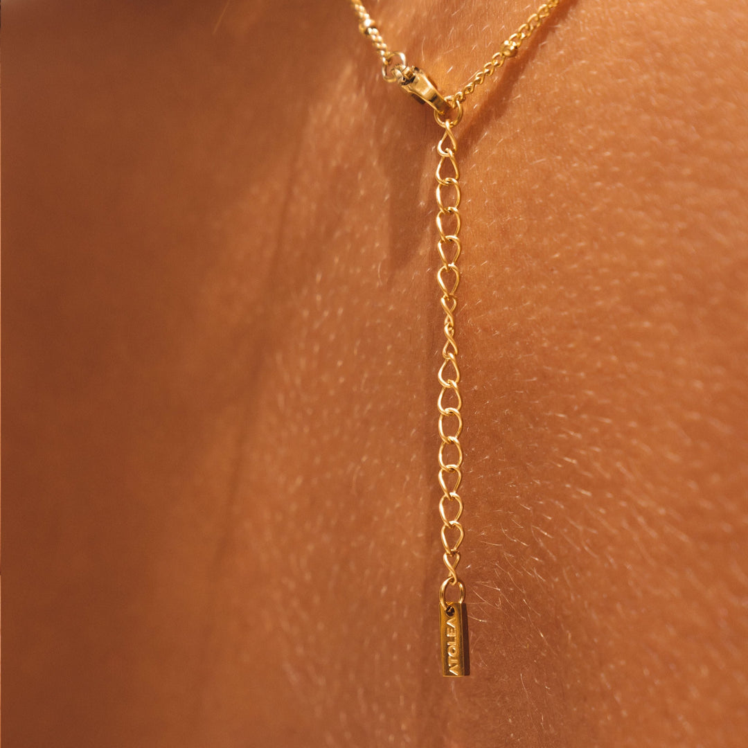 Modische Damen Halskette mit Perlmutt Muschel & Keramikperle aus Edelstahl, ideal für Sommer-Looks.