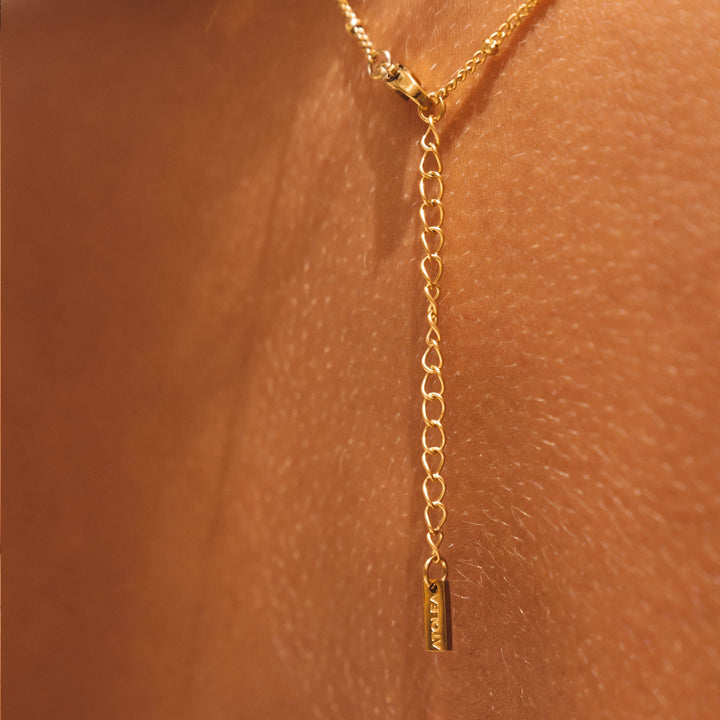 Modische Damen Halskette mit Perlmutt Muschel & Keramikperle aus Edelstahl, ideal für Sommer-Looks.