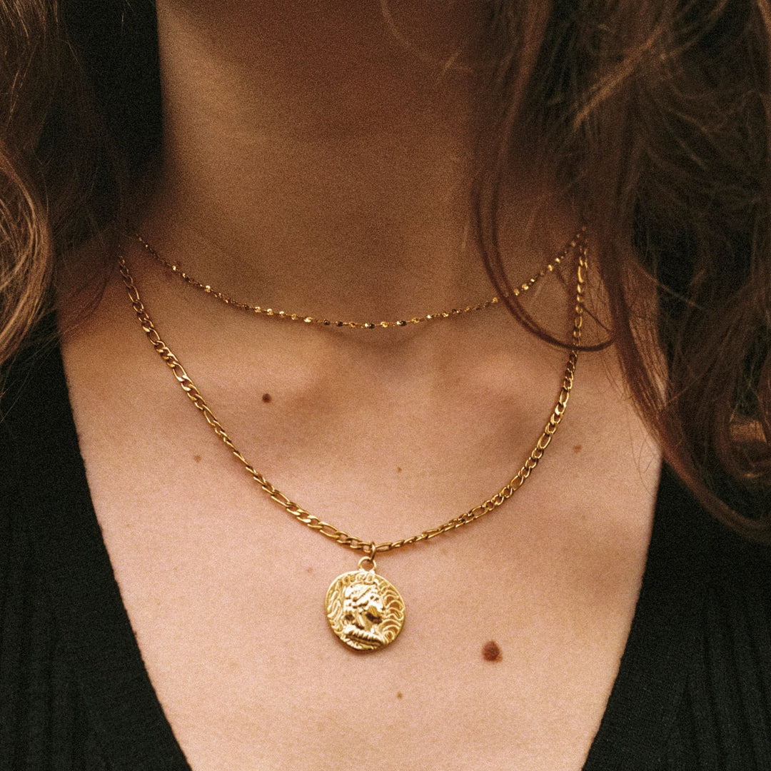 Glänzende Gold Medaillon Halskette für Damen, ein zeitloses Schmuckstück im Antik-Design.
