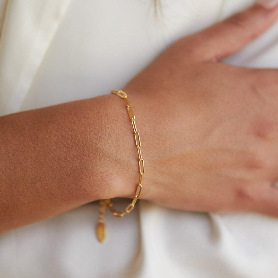 Minimalistisches 3 mm Gold Paperclip Armband aus langlebigem Edelstahl, perfekt für jeden Tag.