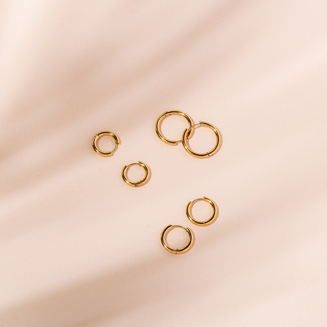 Detailansicht: Mittlere silberne Edelstahl Creolen. Zeitloser, wasserfester Damen-Ohrschmuck.