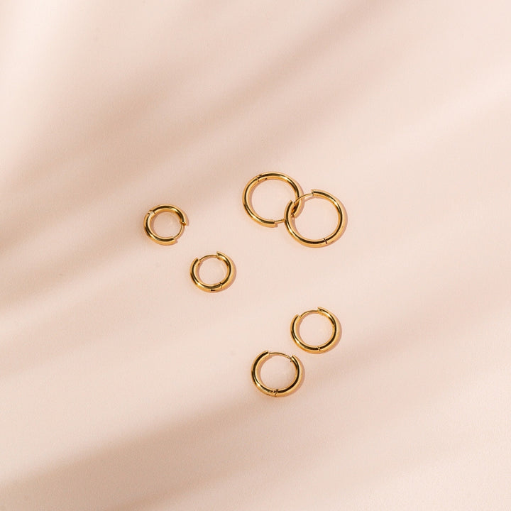 Detailansicht: Mittlere silberne Edelstahl Creolen. Zeitloser, wasserfester Damen-Ohrschmuck.