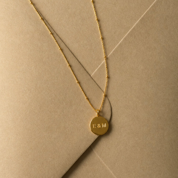 Offenes Gold Medaillon aus Edelstahl mit Platz für Fotos, personalisierbare Damen Halskette.