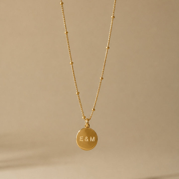 Hochwertige Gold Medaillon Halskette für Damen, personalisierbar, aus robustem wasserdichtem Edelstahl.