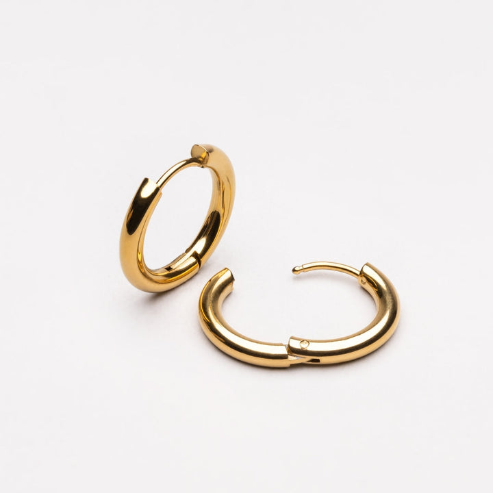 Elegante silberne Edelstahl Creolen für Damen. Zeitloser, wasserfester Schmuck in 3 Größen.