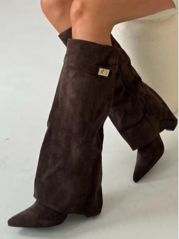 Nahaufnahme: Hochwertige Damen Winter Kniestiefel mit robustem Seitenreißverschluss und Profilsohle.