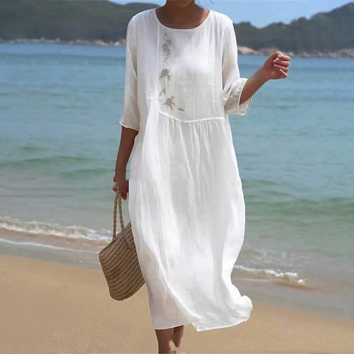 Elegantes weißes Damen Sommer-Midikleid, ärmellos, taillenbetont mit ausgestelltem Saum, perfekt für Freizeit.