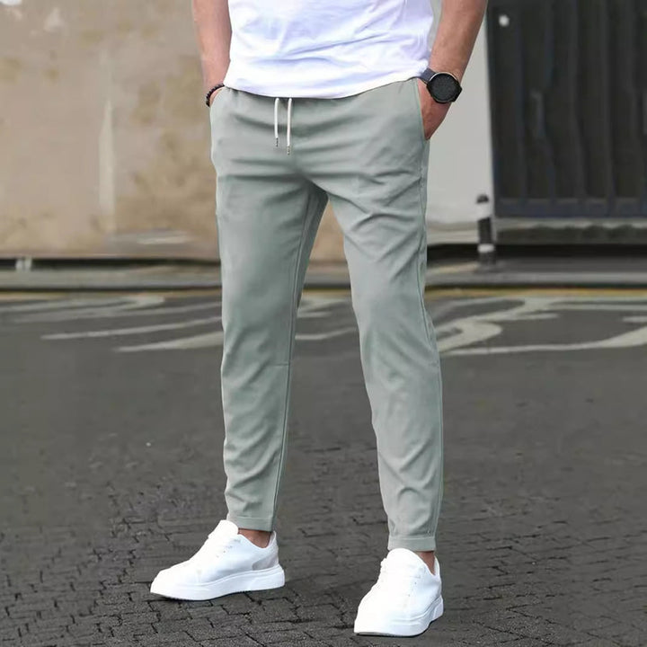 Herrenhose Slim Fit Cropped, perfekt für Freizeit und Alltag. Bietet Komfort und modernen Stil.