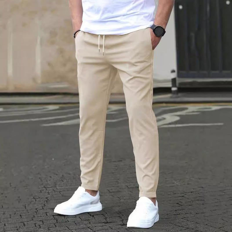 Gepflegte Herren Cropped Hose mit Slim Fit und Straight Leg. Ideal als Freizeithose für Männer.
