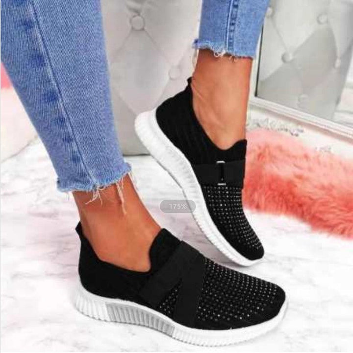 Damen Slip-On Sneakers, bequem und leicht, ideal für den Alltag und Freizeit. Modernes Design mit Rundzehen.