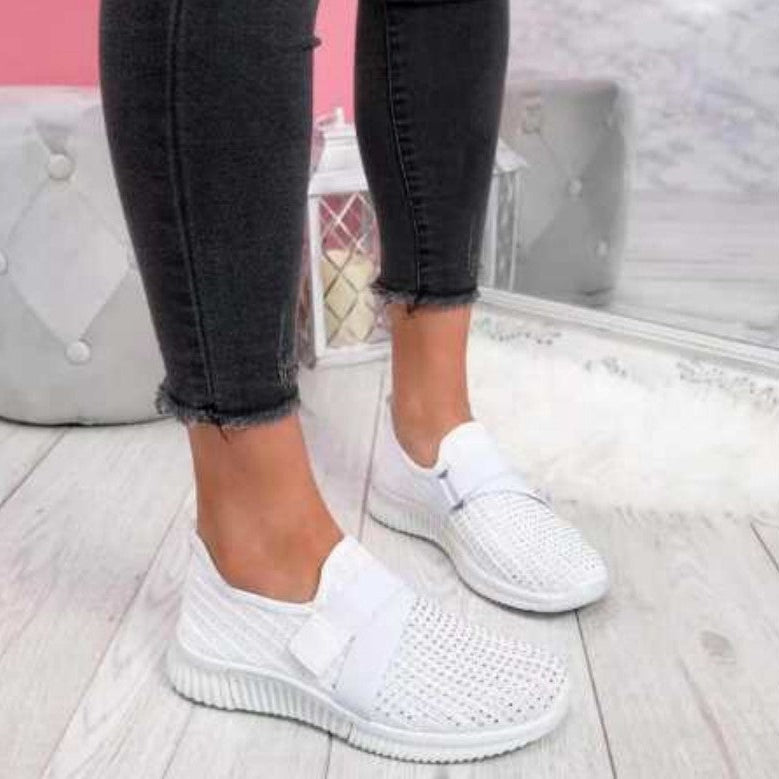 Stilvolle & bequeme Damen Slip-On Sneakers. Leichte Alltagsschuhe für Frauen, die Komfort und modernes Design schätzen.