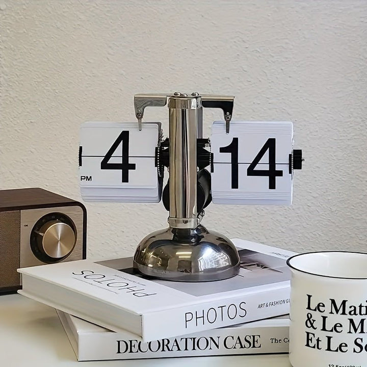 Dekorative Retro Flip Tischuhr aus Edelstahl. Modernes Vintage-Design, ideal als Bürouhr oder Wohnaccessoire.