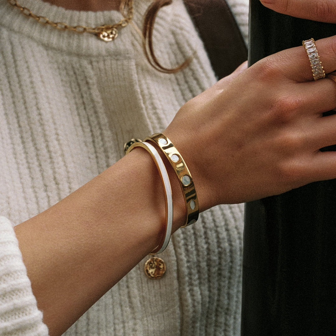 Glänzender Gold Armreif Damen, Details des Perlmutt-Inlays. Hochwertiger, wasserfester Edelstahlschmuck.