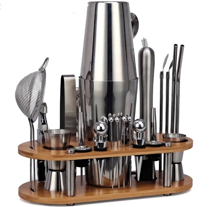 Hochwertiges Cocktail Zubehör Set mit Edelstahl Shaker, Jigger und Barwerkzeugen zum professionellen Mixen.