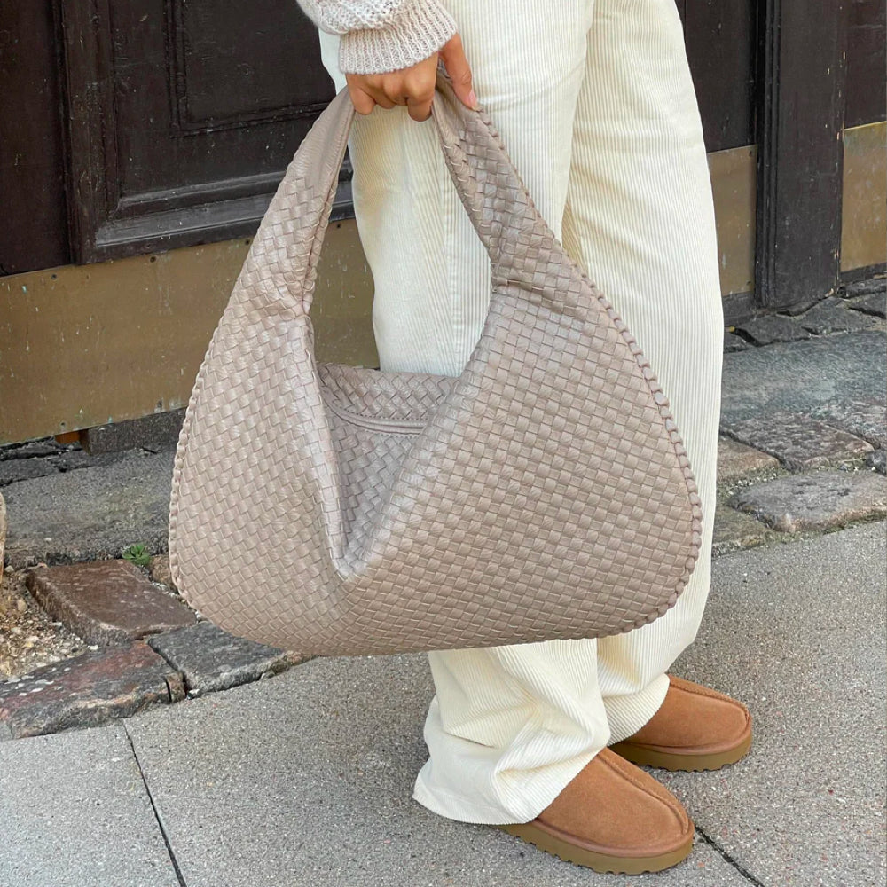 Vielseitige Schultertasche für Damen, geräumiges Design in Kunstleder-Optik.