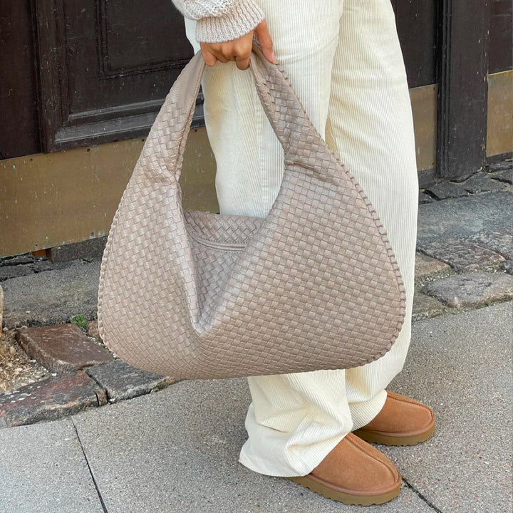 Vielseitige Schultertasche für Damen, geräumiges Design in Kunstleder-Optik.