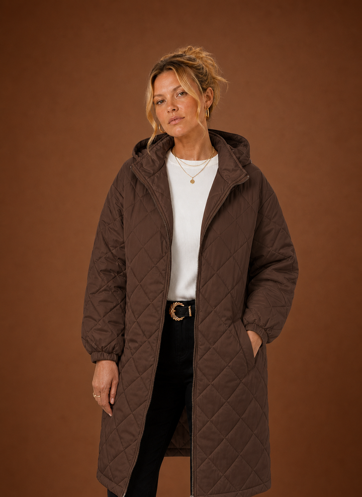 Warmer Damen Steppmantel in elegantem Design mit Kapuze, perfekt für komfortable Wintermode.