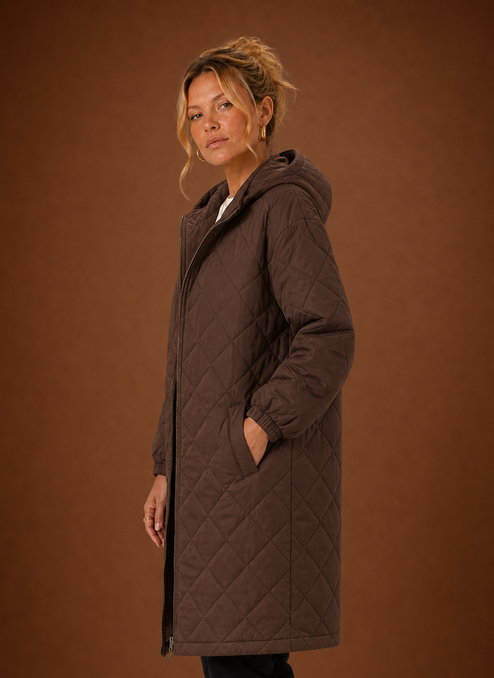 Trendiger Damen Steppmantel mit Kapuze, vielseitig kombinierbar für Herbst- & Winter-Looks.