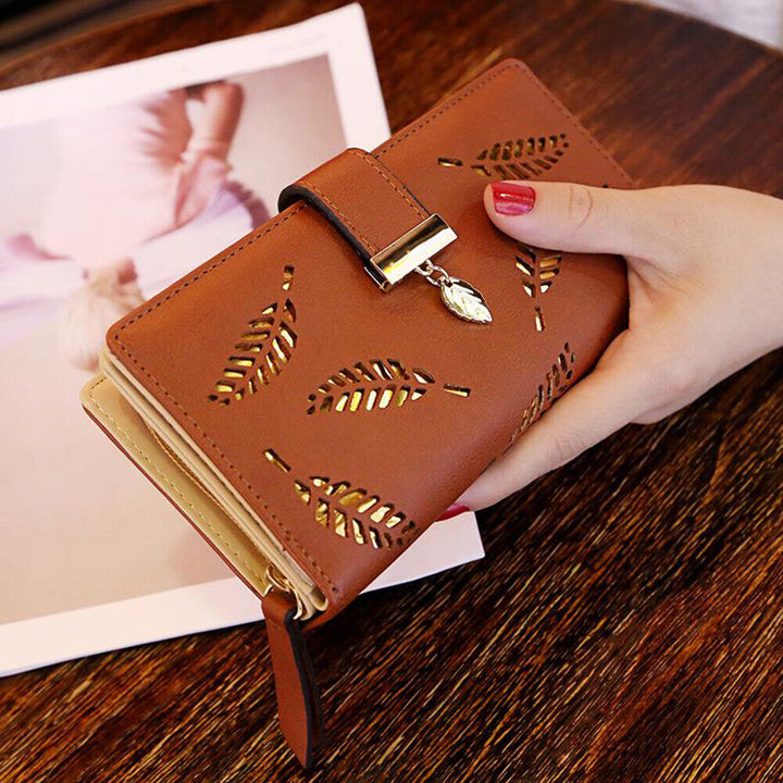 Stilvolle Damen Portemonnaie, Fashion Accessoire mit goldener Blattmusterung.