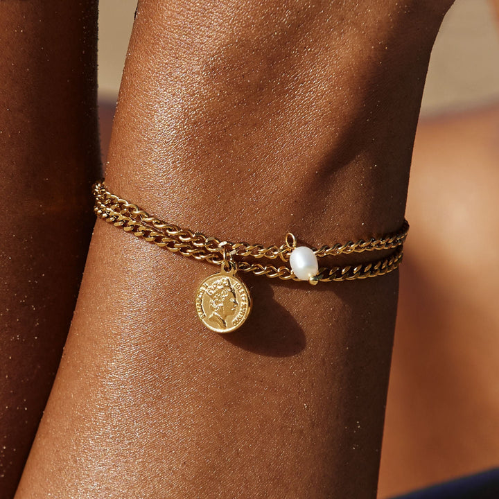 Elegantes Damen Gold Armband mit filigranem Münzanhänger & glänzender Süßwasserperle, wasserfest & hypoallergen.