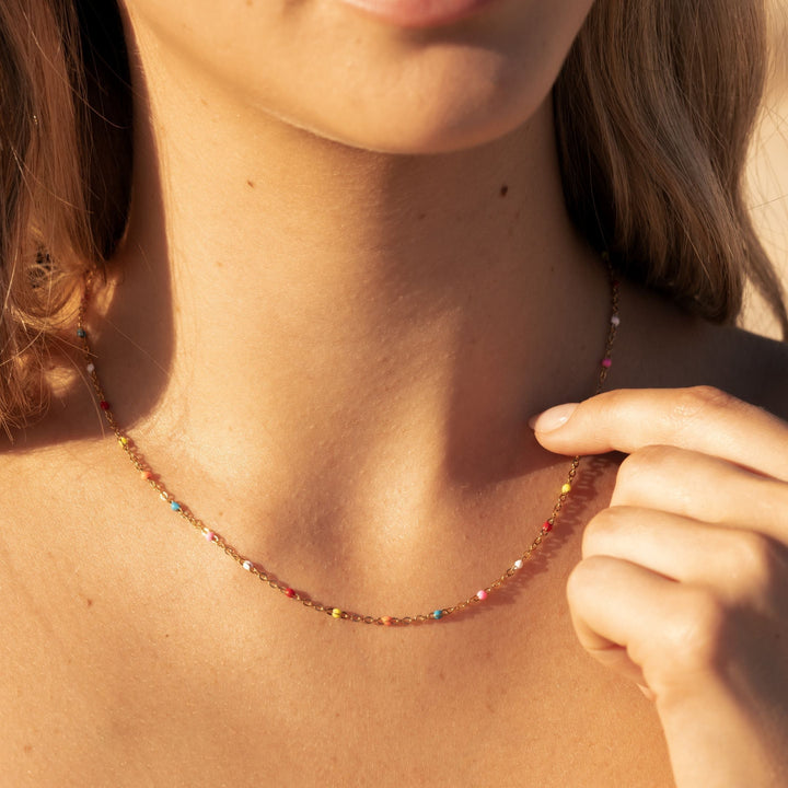 Wasserfester Neon Choker für Damen, bunt und modisch, mit glänzenden Gold-Details aus Edelstahl.
