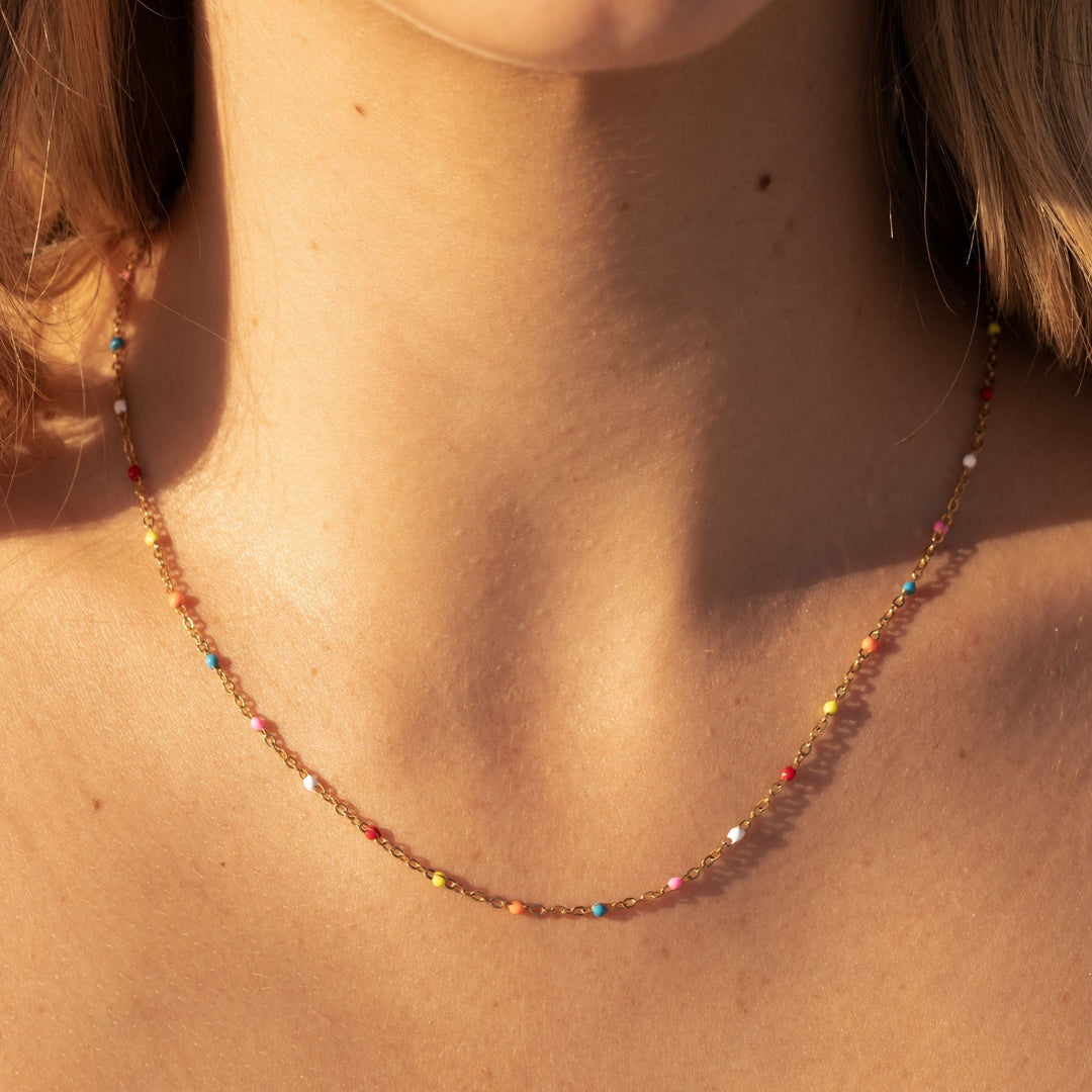 Bunter Neon Choker für Damen mit eleganten Gold-Details aus wasserfestem Edelstahl.