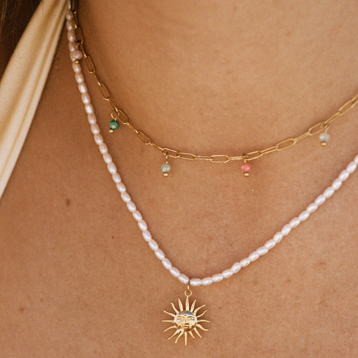 Trendige Damen Halskette: Bunte Anhänger an verstellbarer 18K PVD Edelstahl Choker, wasserdicht & langlebig.
