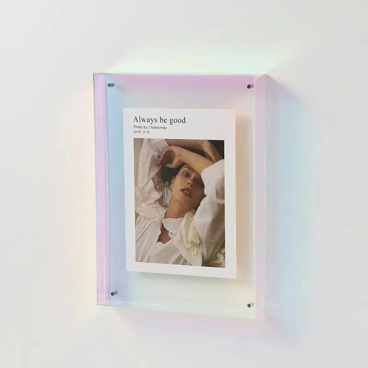 Transparenter Acryl Fotorahmen, farbig, rechteckig, als stilvolles Wohnaccessoire.