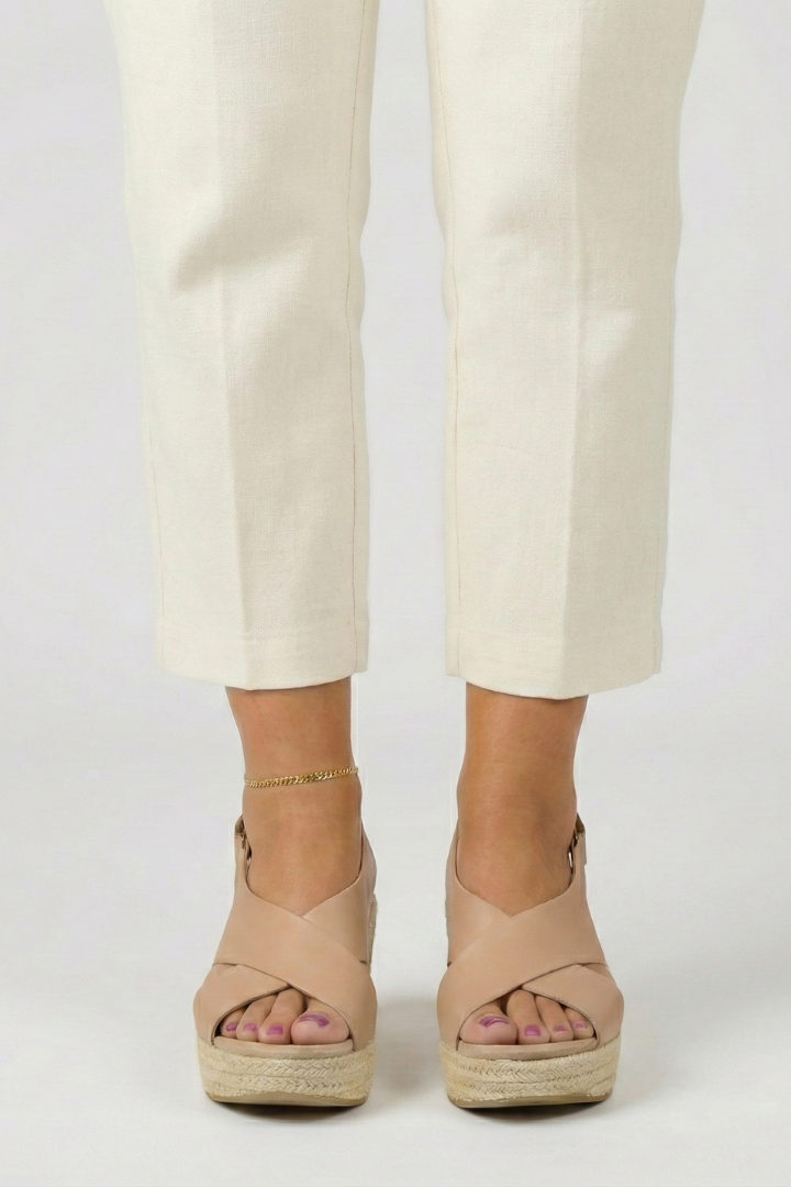 Vielseitige Damen Keilsandalen mit Crossover-Riemen. Bequeme Espadrille Slingback-Schuhe für jede Gelegenheit.