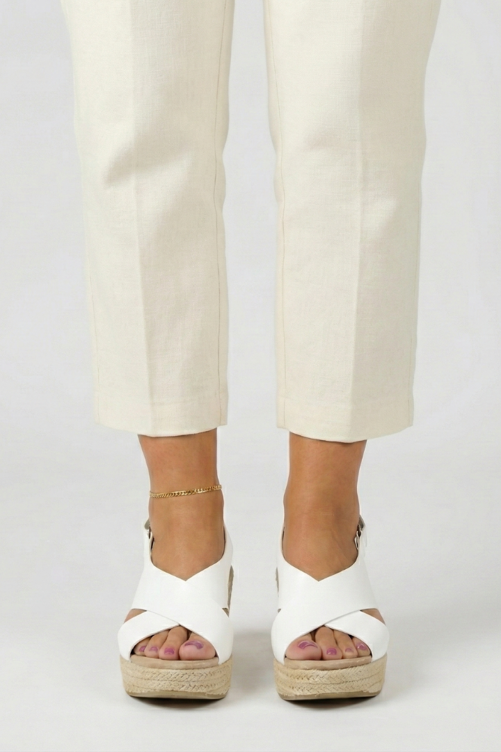 Moderne Damen Espadrille Keilsandalen mit eleganten Crossover-Riemen und Slingback-Design. Sommerschuhe.