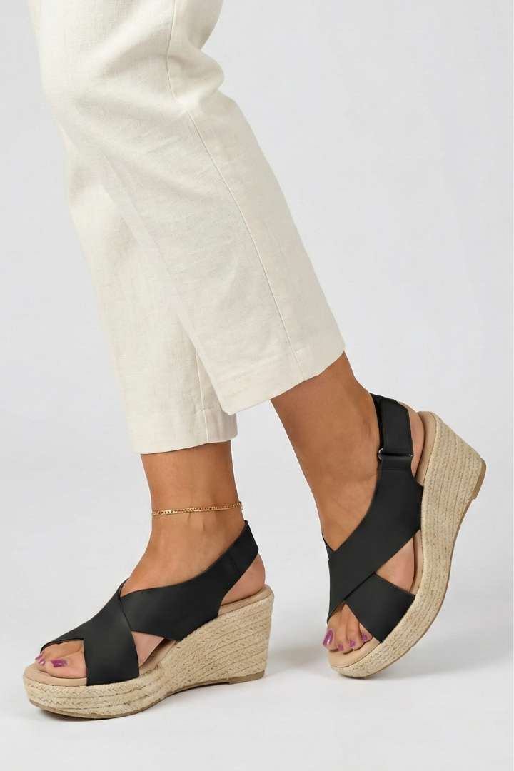 Weiße Damen Crossover-Riemen Keilsandalen. Stilvolle Espadrille Slingback-Schuhe für den Sommer.