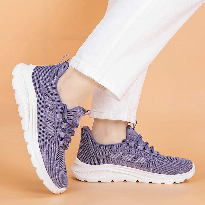 Rutschfeste Sohle bei diesen lila Damen Sneakern. Atmungsaktiv, mit elastischer Schnürung. Perfekt als bequemer Sportschuh.