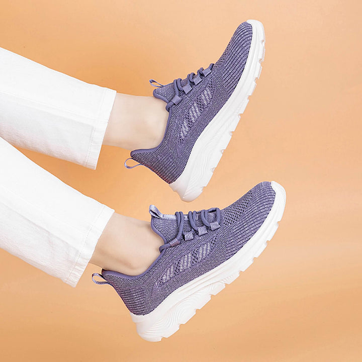 Detailansicht der elastischen Schnürung an lila Damen Sneakern. Atmungsaktives Material, rutschfester Bequemschuh.