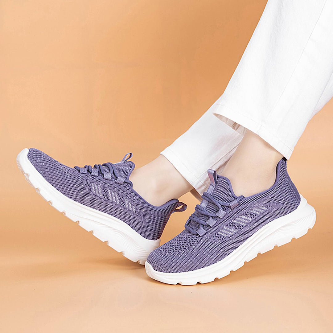 Bequemer Damenschuh: Lila Sneaker mit atmungsaktivem Obermaterial, rutschfester Sohle und elastischer Schnürung. Leicht & flexibel.