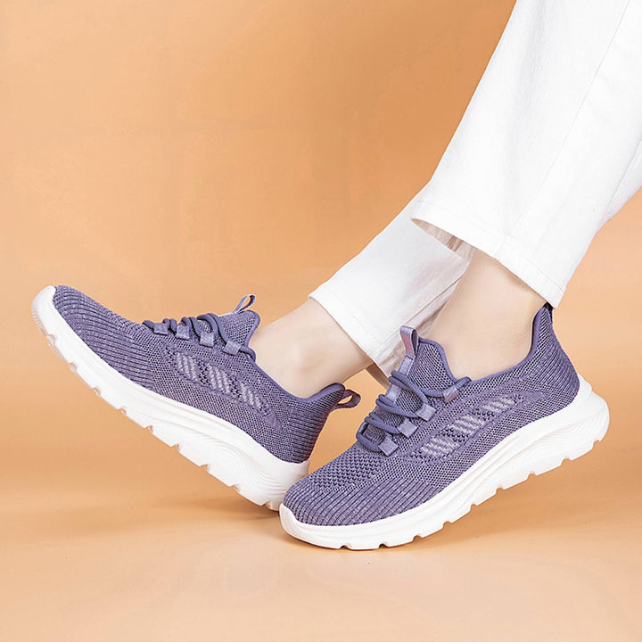 Bequemer Damenschuh: Lila Sneaker mit atmungsaktivem Obermaterial, rutschfester Sohle und elastischer Schnürung. Leicht & flexibel.