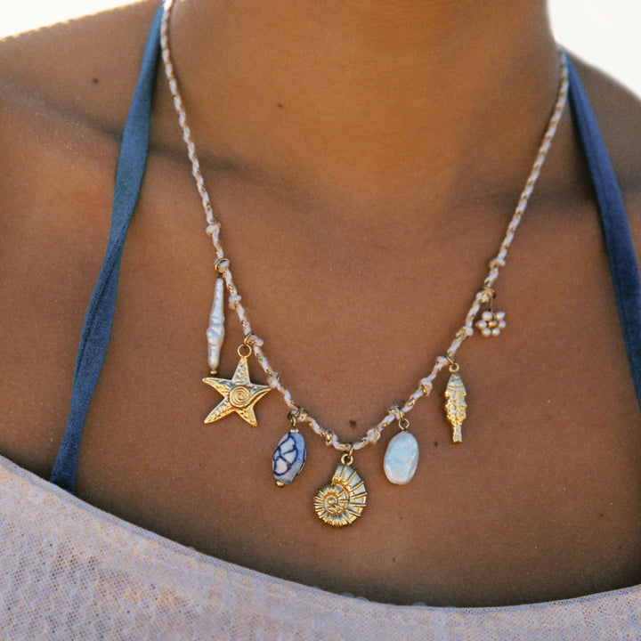 Glamouröse Damen Statement Halskette in Gold, maritim inspiriert mit schimmernden Süßwasserperlen.