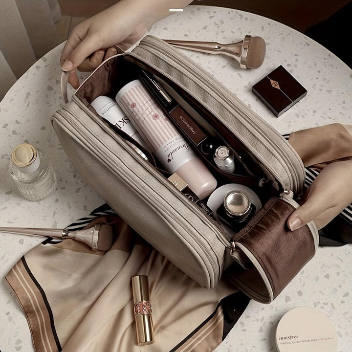Großer beiger Make-up Organizer & Kulturtasche aus wasserdichtem Nylon. Perfekte Aufbewahrung für Kosmetik auf Reisen.