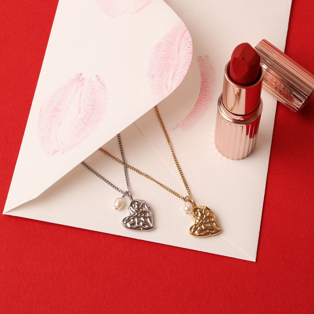 Damen Schmuck: Goldene Halskette mit Herz-Anhänger & zarter Süßwasserperle. Perfektes Geschenk.