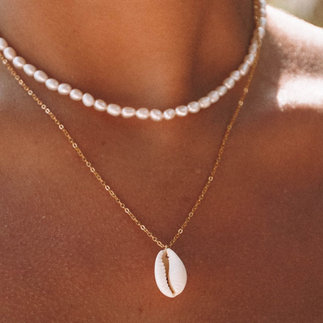 Damen Kaurimuschel Halskette, wasserfest, in Gold & Silber, ein stylisches Schmuckstück für den Sommer.