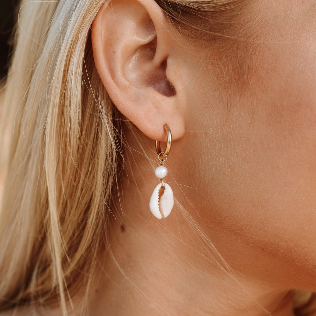 Gold Creolen mit eleganter Kauri Muschel und glänzender Süßwasserperle für Damen. Wasserdicht & hypoallergen.