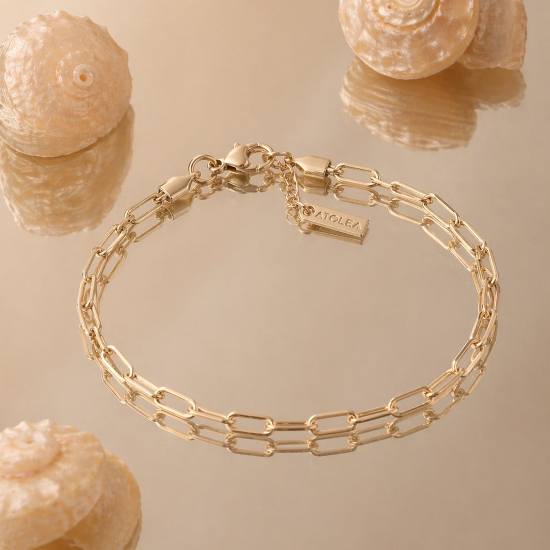 Damen Gold Paperclip Armband am Handgelenk, verstellbar, wasserfest & alltagstauglich.