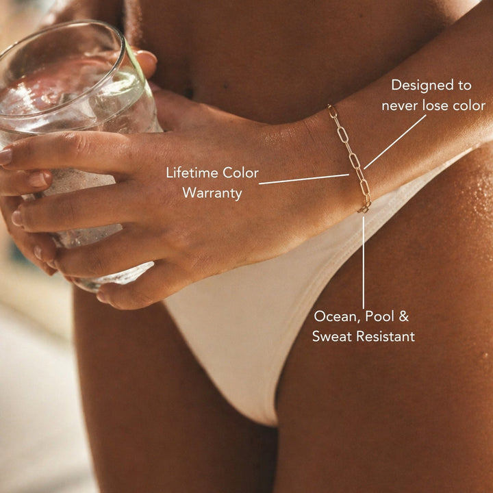 Nahaufnahme des glänzenden 3 mm Paperclip Armbands für Damen in Gold, aus robustem Edelstahl.