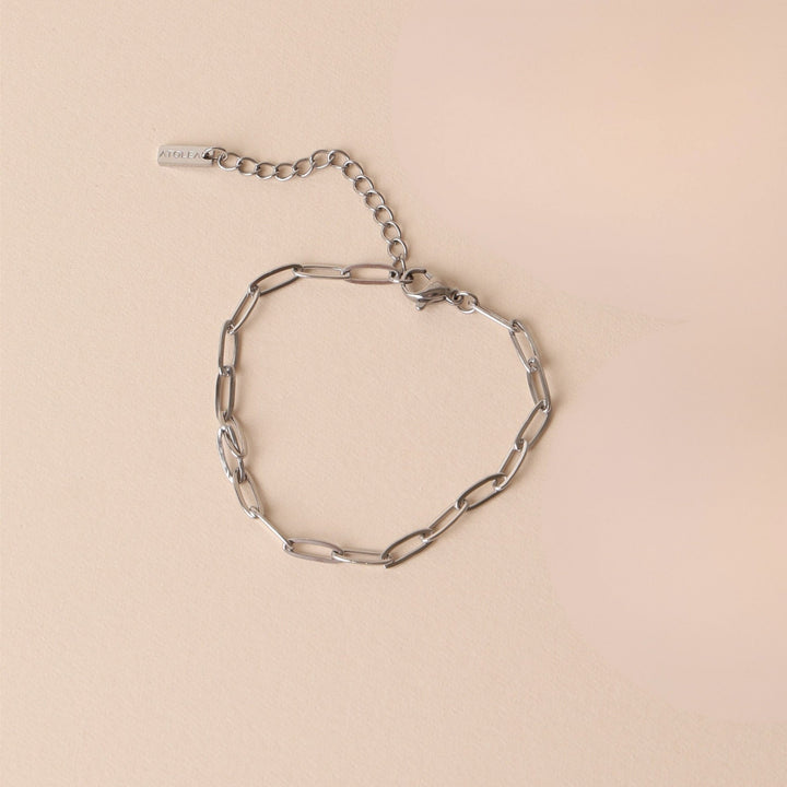 Modernes Paperclip Armband für Damen in Gold, 3 mm, aus komfortablem, hypoallergenem Edelstahl.
