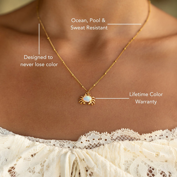 Stilvolle Gold-Damenhalskette mit Seestern-Motiv und Opaloptik, aus wasserfestem Edelstahl gefertigt.